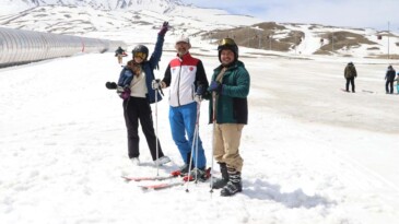 Erciyes’te baharda kayak keyfi: Turistler karın tadını çıkardı