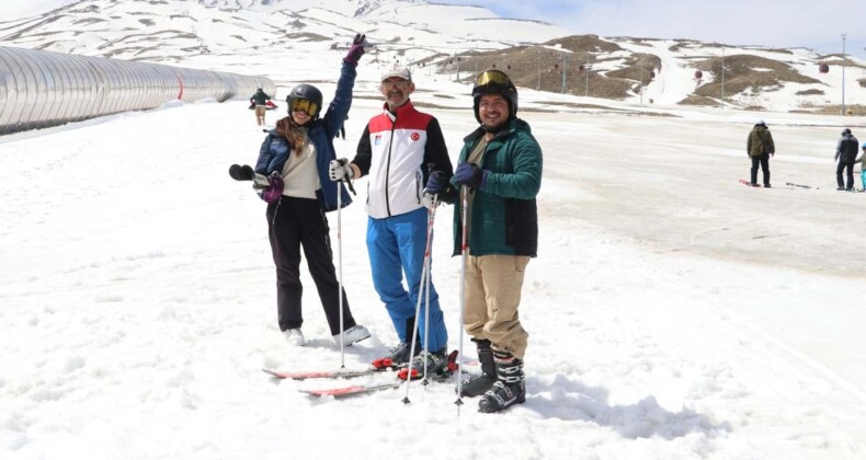 Erciyes’te baharda kayak keyfi: Turistler karın tadını çıkardı