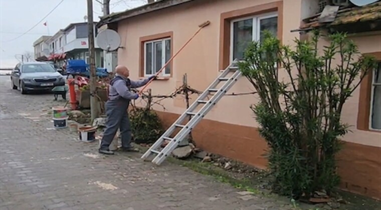 Evleri boyayıp muhtarlığı kazandı