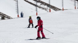 Kış turizmini bahara taşıyan Palandöken’de bayramda kayak keyfi