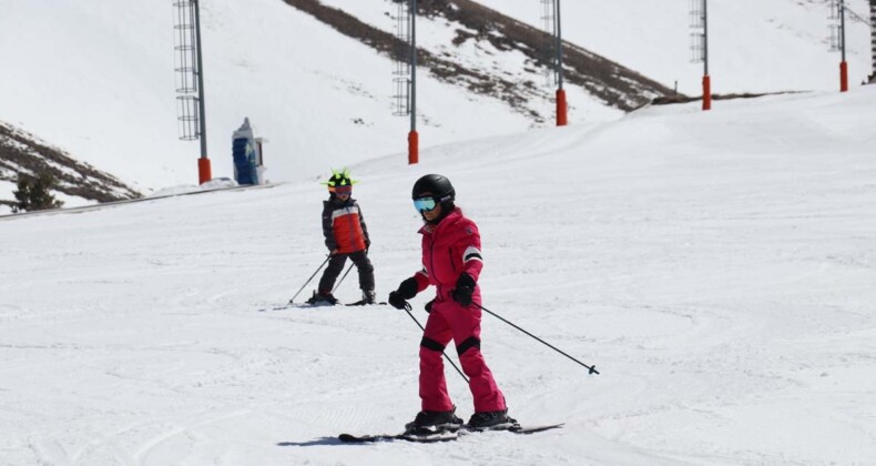 Kış turizmini bahara taşıyan Palandöken’de bayramda kayak keyfi