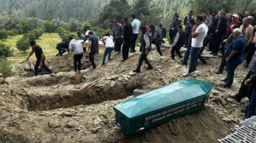 Mersin’de aile faciası: Yan yana gömüldüler