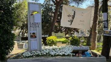 Sadri Alışık kabri başında anıldı