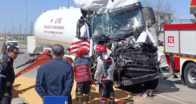 Sakarya’da feci kaza: LPG tankeri, arızalı TIR’a çarptı