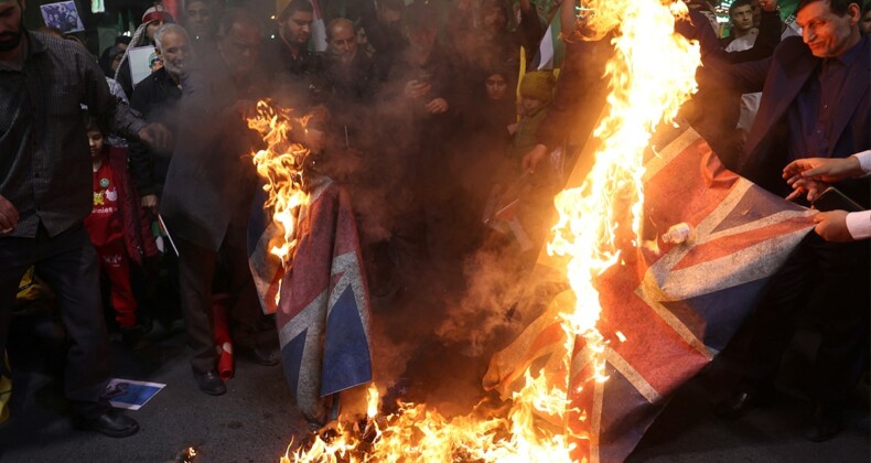 Şam’daki konsolosluk binasına yapılan saldırı protesto edildi