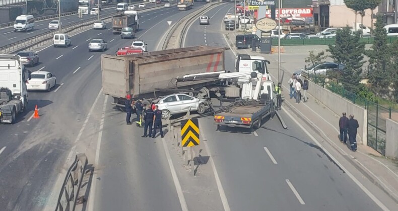 TIR park halindeki otomobile çarptı, kilometrelerce kuyruk oluştu