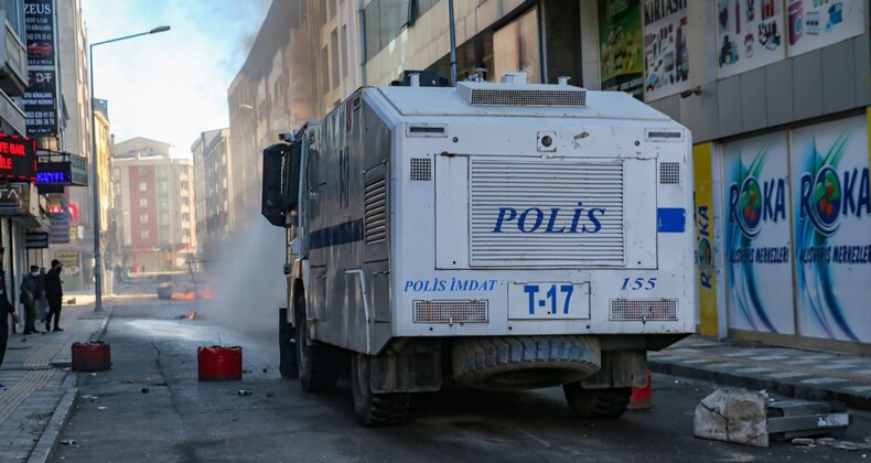 Van’da gerginlik devam ediyor… Polisten yürüyüş yapmak isteyenlere müdahale