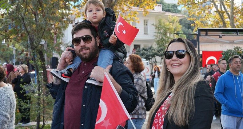 Binlerce insan Cumhuriyeti kutlamak için sokaklarda