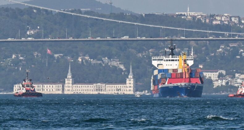 İstanbul’da gemi trafiği durduruldu