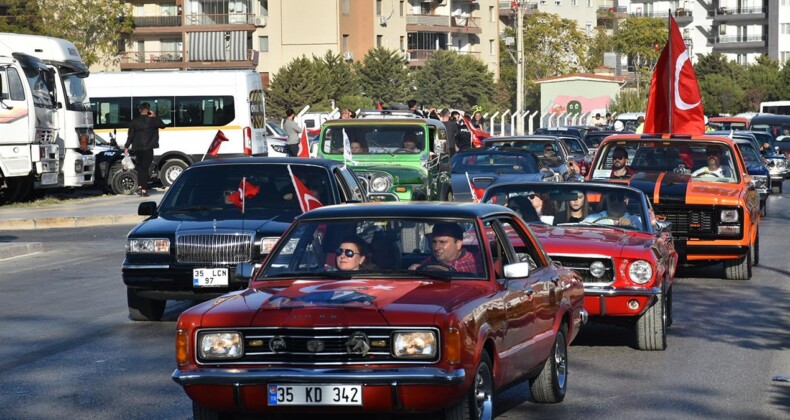 İzmir’de klasik otomobillerle 29 Ekim korteji