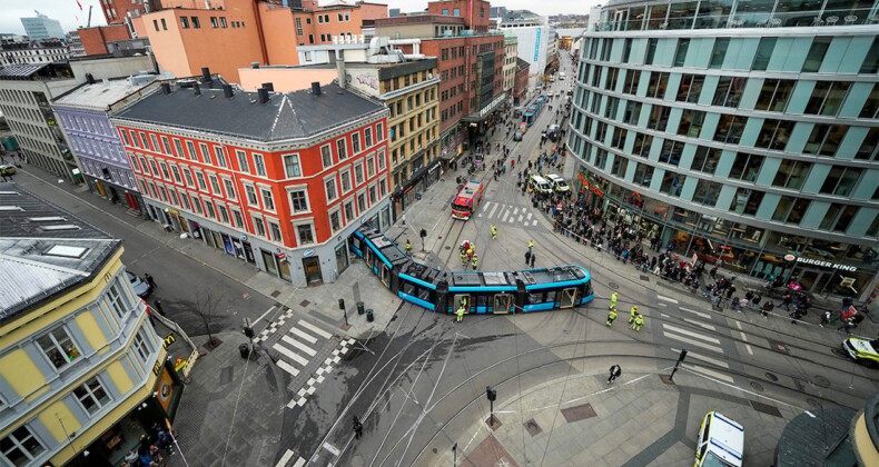 Raydan çıkan tramvay, dükkana girdi