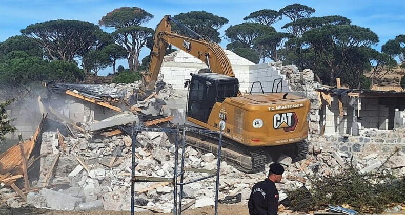 58 villalık site kaçak çıktı: Belediye hepsini yıkmaya başladı