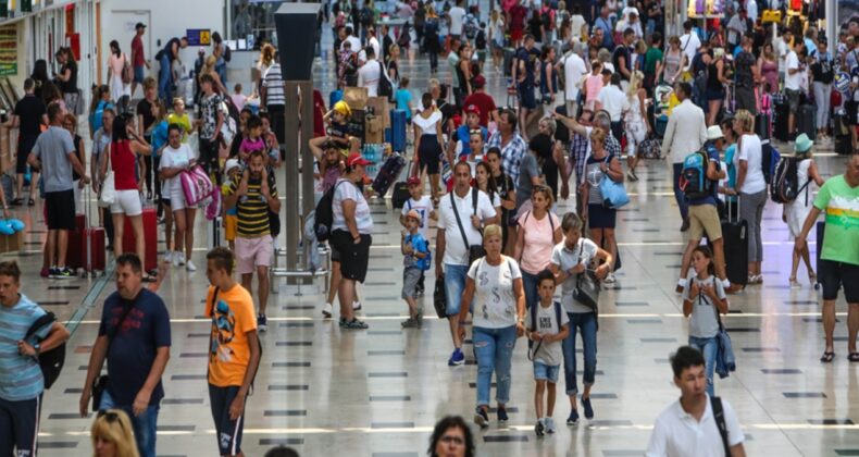 Akdeniz’e kış gelmedi: Günde 30 bin turist giriyor