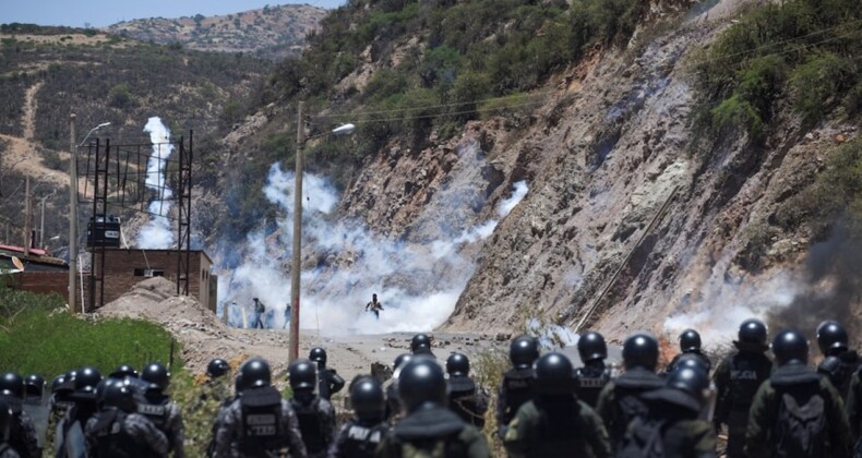 Bolivya’da silahlı muhalifler kışlayı bastı, askerleri rehin aldı