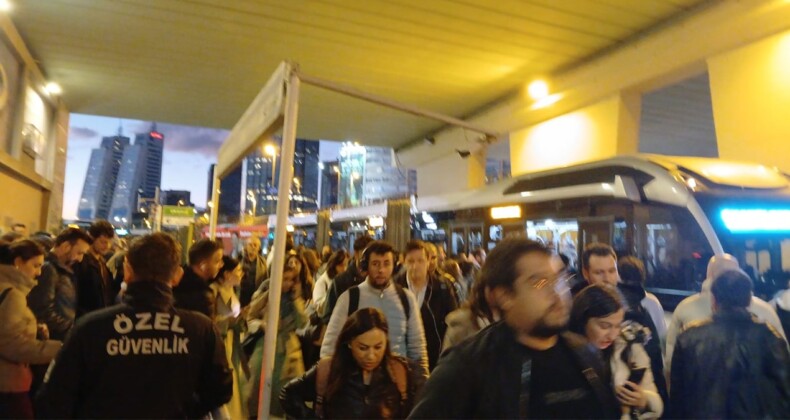 Metrobüs duraklarında yoğunluk: Uzun kuyruklar oluştu