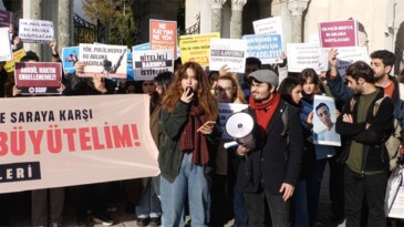 Öğrencilerden YÖK protestosu